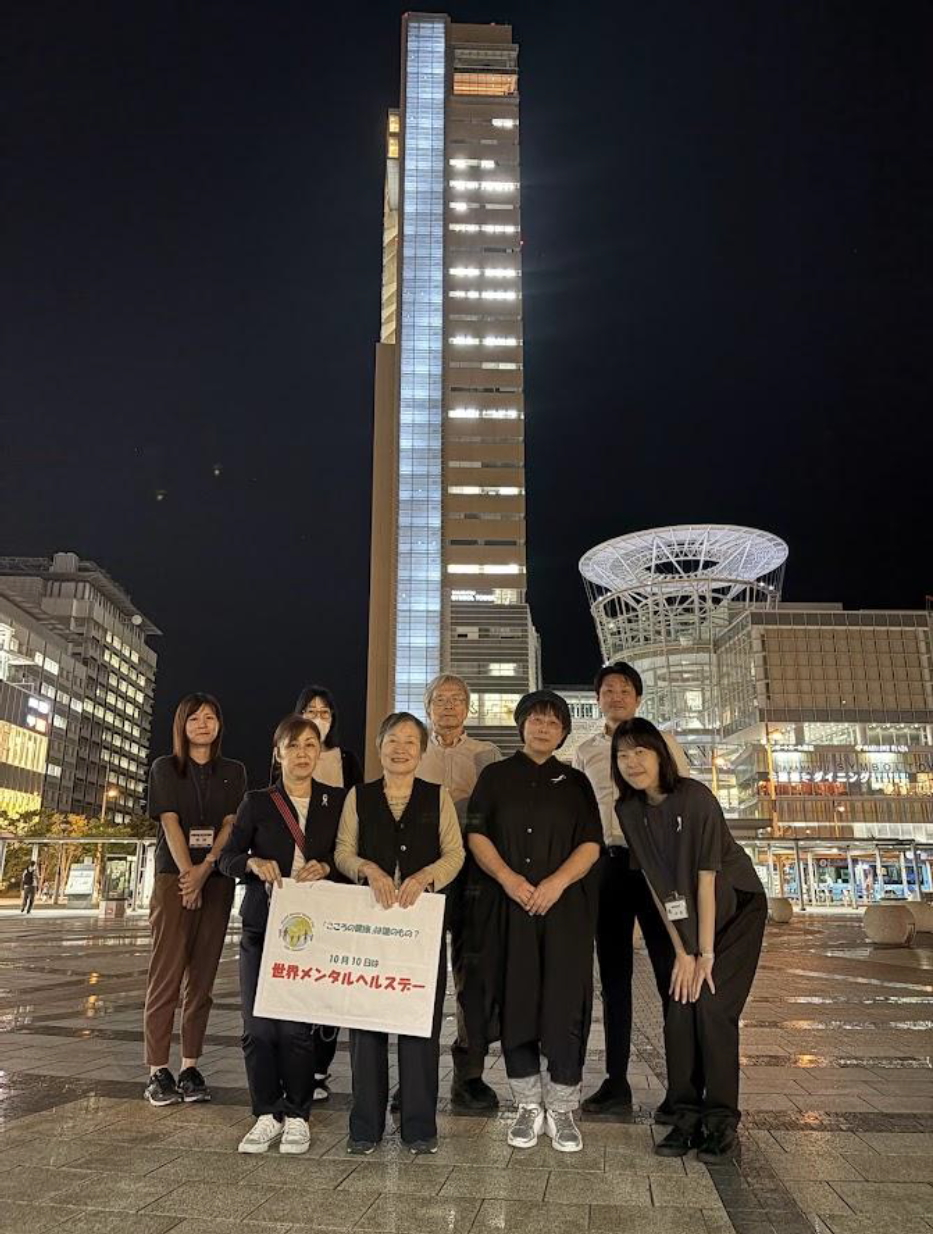 高松シンボルタワーのライトアップとキャンペーンスタッフ